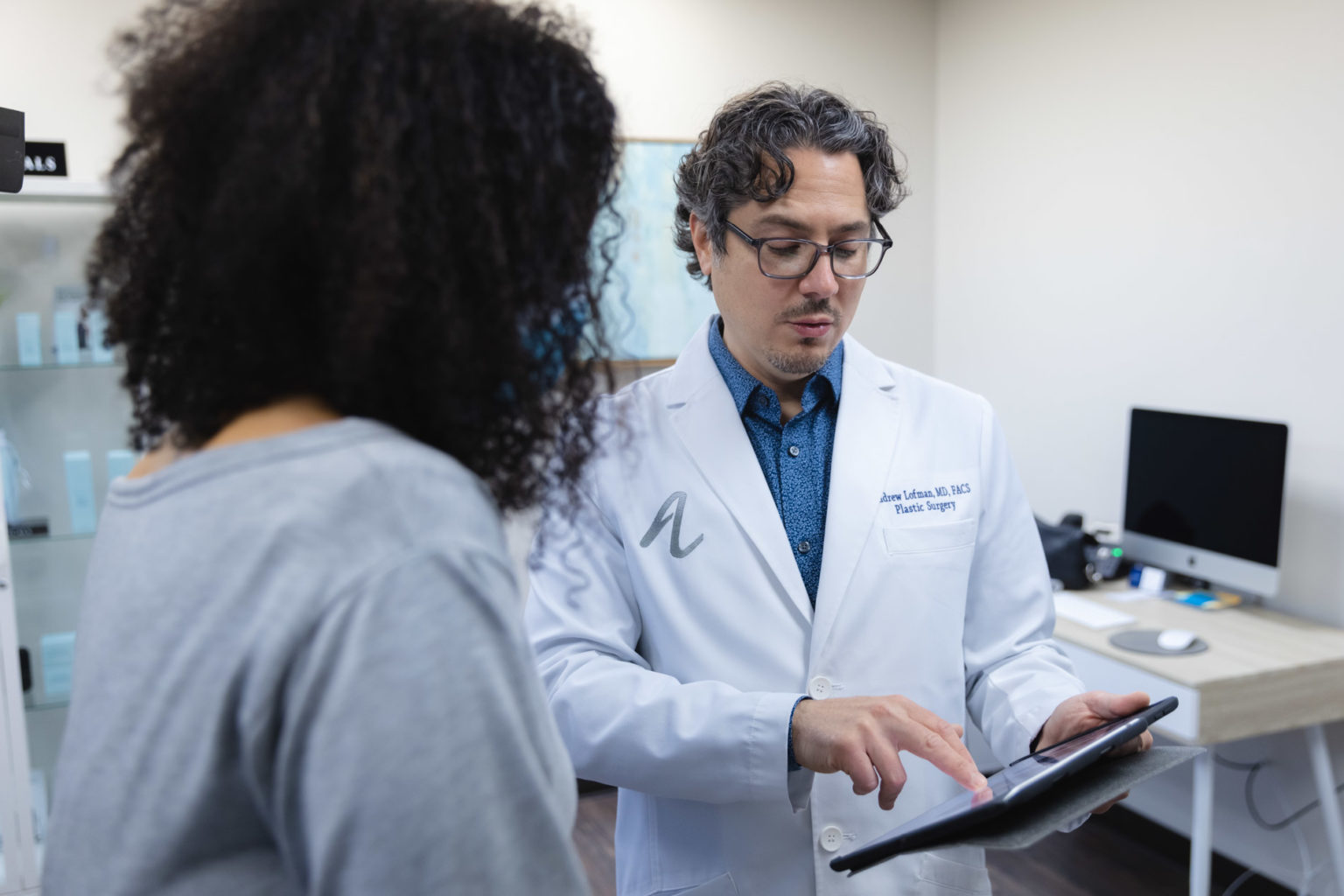HOW TO CHOOSE THE RIGHT BREAST AUGMENTATION SURGEON FOR YOU