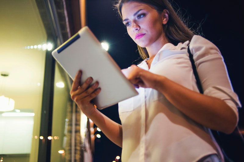 USE A PHONE OR COMPUTER? PROTECT YOUR SKIN FROM DAMAGING BLUE LIGHT RAYS